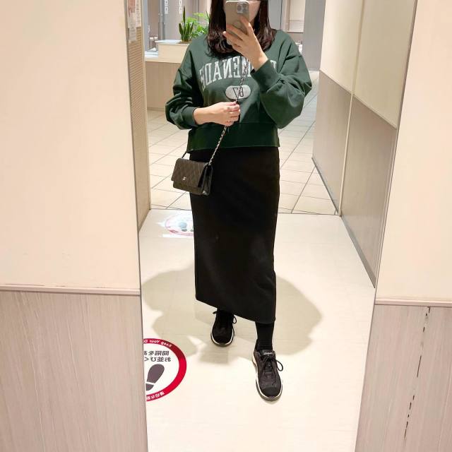 黒スニーカーに合う服装は？