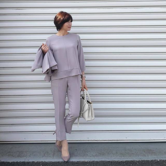 【50代母親・顔合わせのカジュアルな服装1】ブラウスとパンツ（スカート）のセットアップ