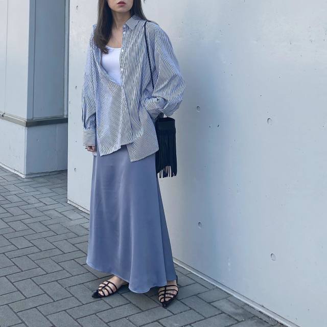 3｜フェミニンな「サテンマーメイドスカート」