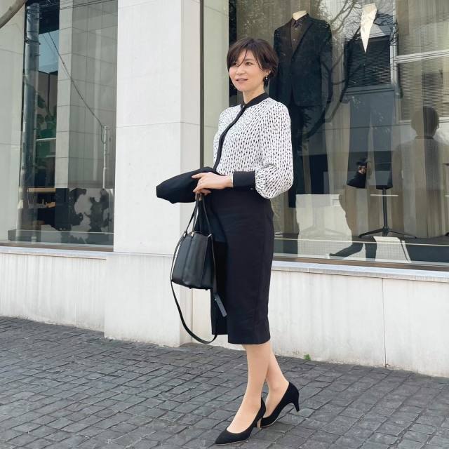 【50代の黒スカートコーデ3】黒タイトスカート×上品な白ブラウス