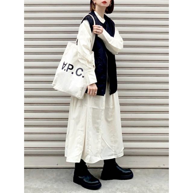 「スタンドカラーのワンピース」×「キルティングベスト」