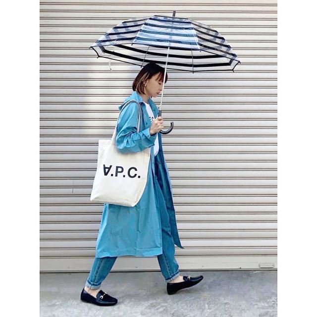 【雨の日×気温23度におすすめの服装3】半袖＋レインコートの重ね着