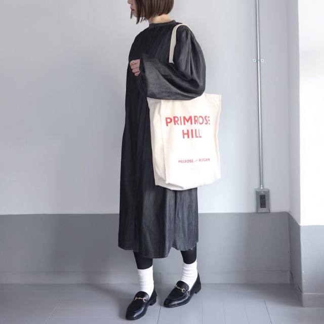 お洋服のロゴや柄で赤をさりげなく加えるのもオシャレ♪