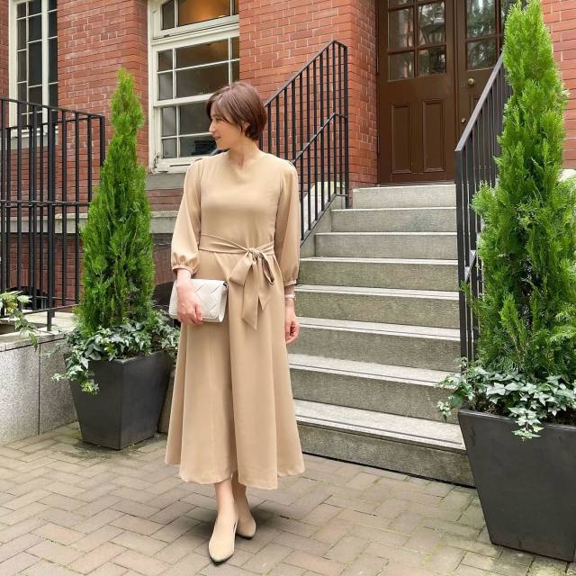 【50代母親・顔合わせのカジュアルな服装2】ウエストマークのワンピース