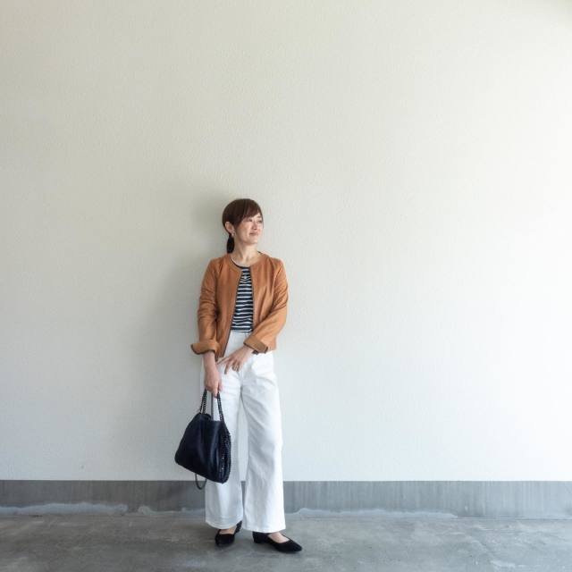 【50代の白パンツコーデ2】辛口アウターでこなれ感満載に