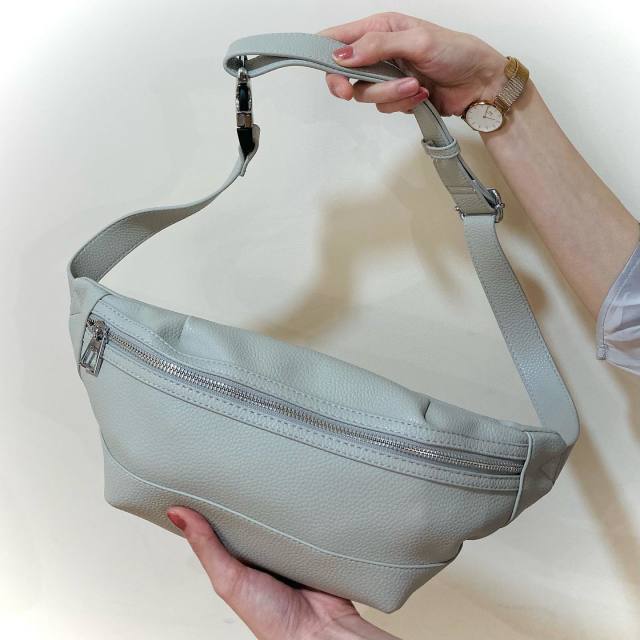 4｜グレー・トープ（灰褐色）のボディバッグ