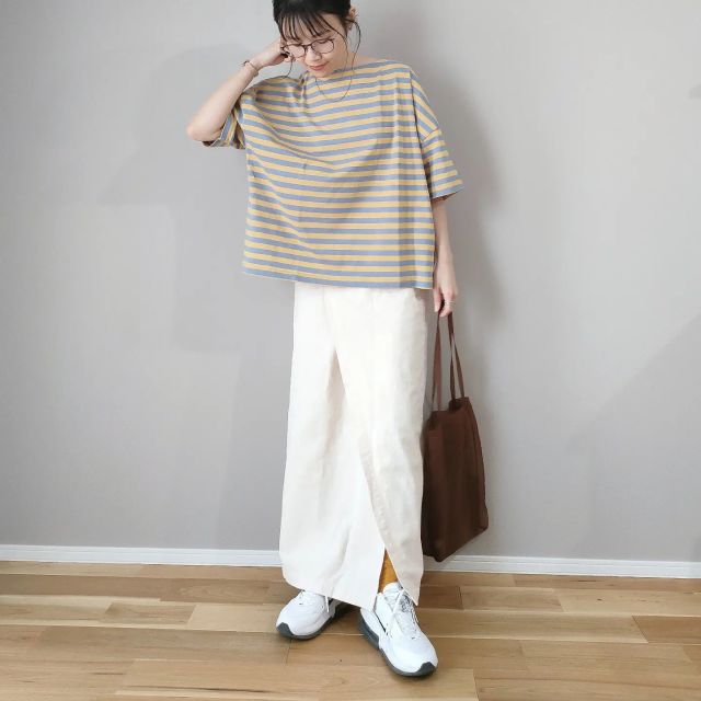 【1】ゆったりめのボーダーTシャツには「クリーンなスカート」