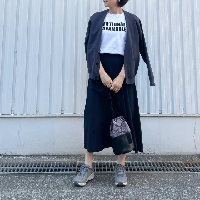 「白のロゴTシャツ」に羽織って普段使いする