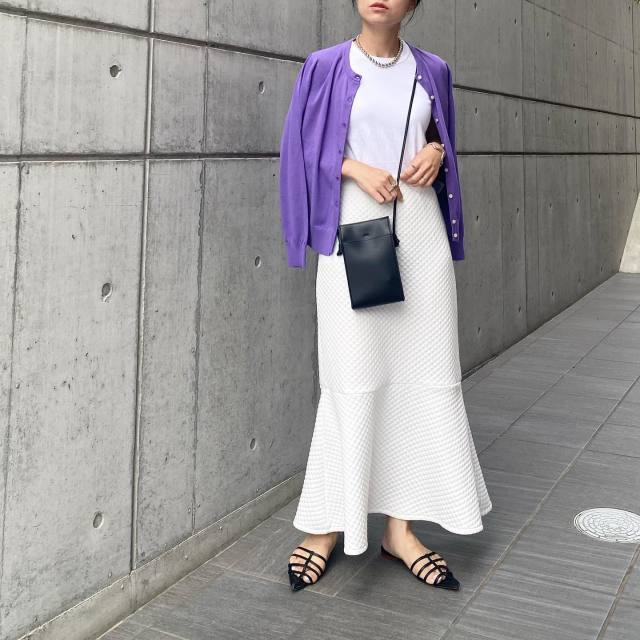 お出かけには、とっておきカーディガンを「袖を通さず羽織る」！
