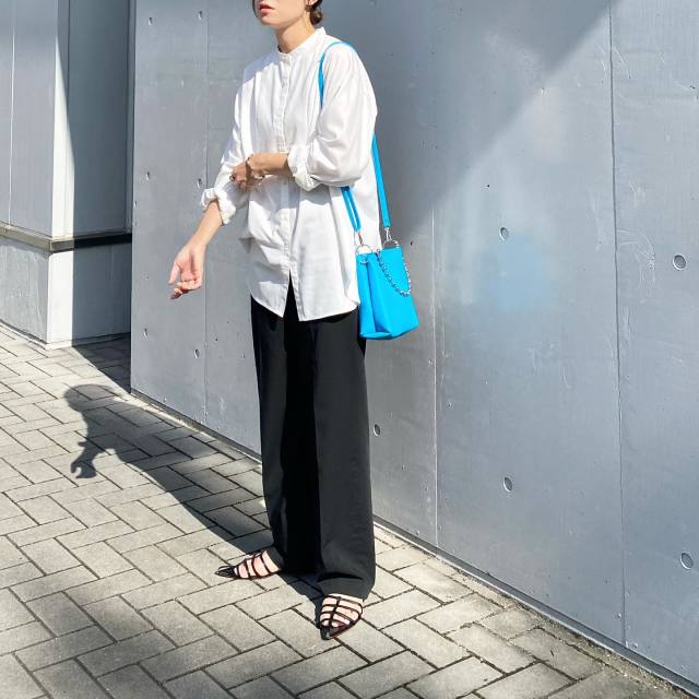 スタンドカラー・バンドカラーの白シャツ×黒パンツ・スカート