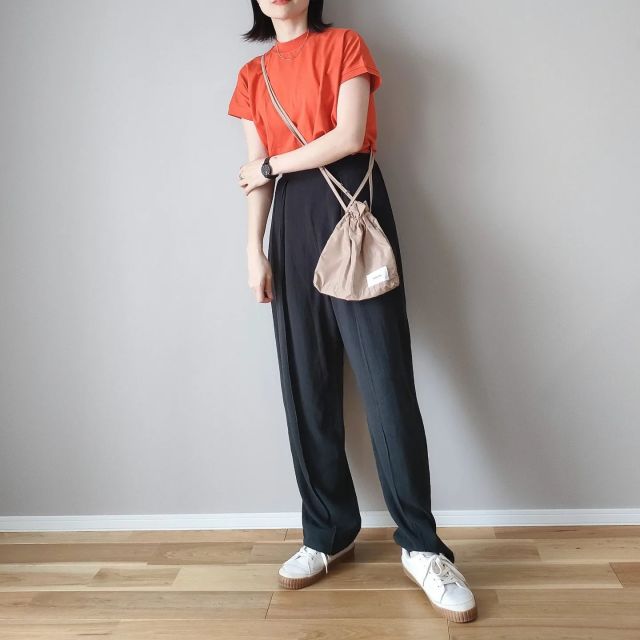 かさばらないのに収納力がある「巾着バッグ」
