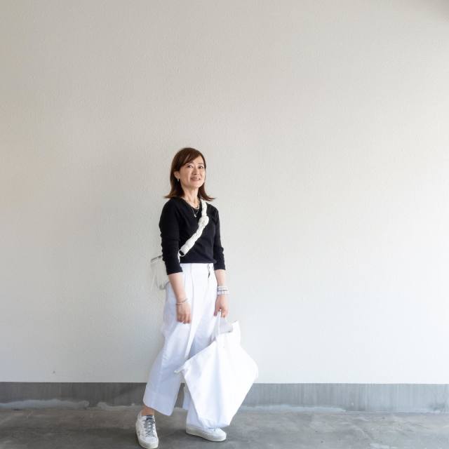 【身長150cm台の50代×ワイドパンツ】上下を白黒でまとめる