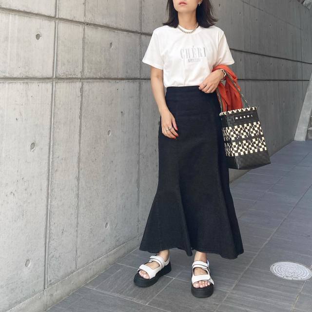 フェミニン派さんにおすすめ「ブラックデニムマーメイドスカート×ぴったりトップス」