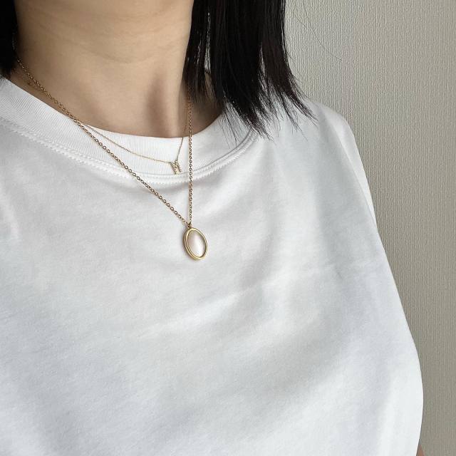 白Tシャツをきれいめに見せるアクセサリー使いもマスターしてみて♪