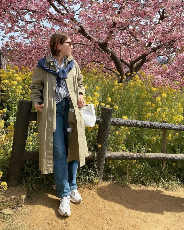 【50代のお花見コーデ1】デニムパンツには「ステンカラーコート・トレンチコート」