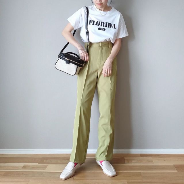 ライム系パンツ春夏おすすめコーデ1｜Tシャツと合わせて好感度アップ
