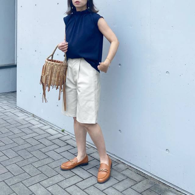 キャメル×ネイビーに白を挟む爽やかコーデ