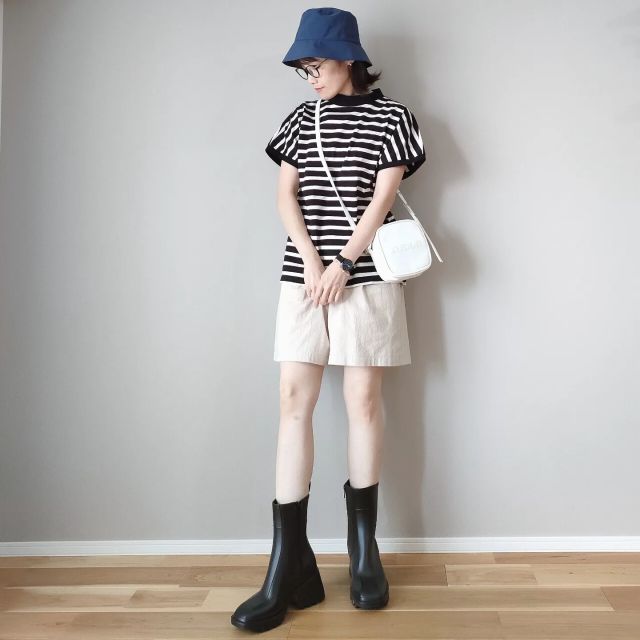 【3】雨の日でも濡れない「ハーフパンツ・ショートパンツ×黒レインブーツコーデ」