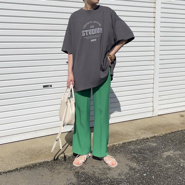 【40代のビッグTシャツコーデ2】きれいめパンツと合わせる