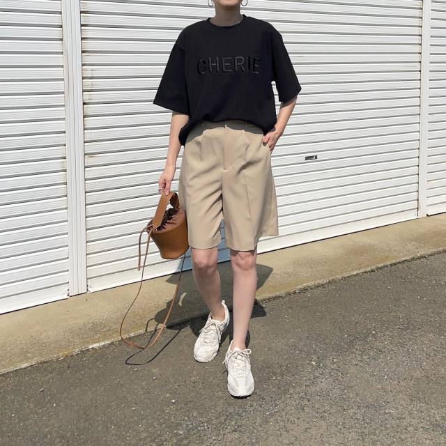 【40代のビッグTシャツコーデ4】ショートパンツと合わせてメンズライクに決める