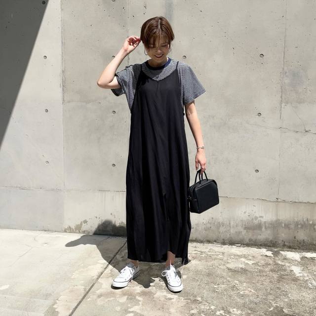 【2】旅行にも着回しやすい「黒のキャミワンピース」