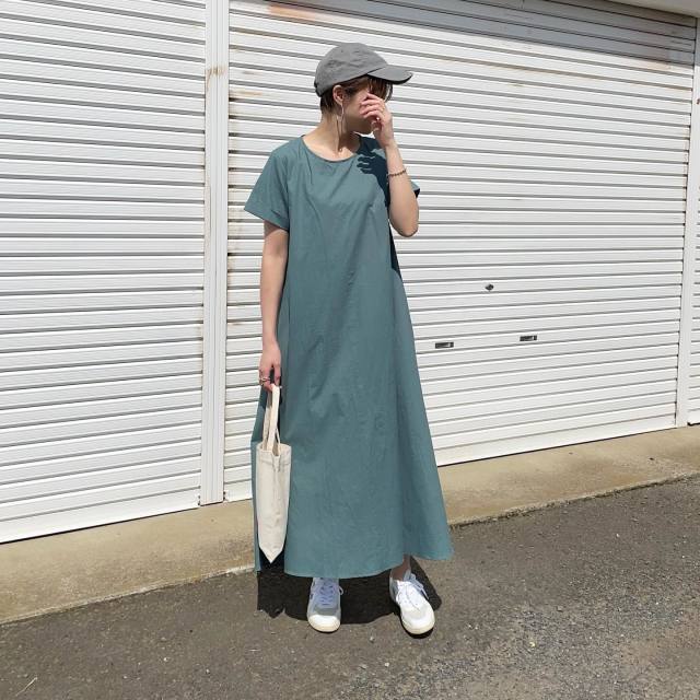 【12】キャップに合うワンピース｜ゆるっとシンプルなワンピース