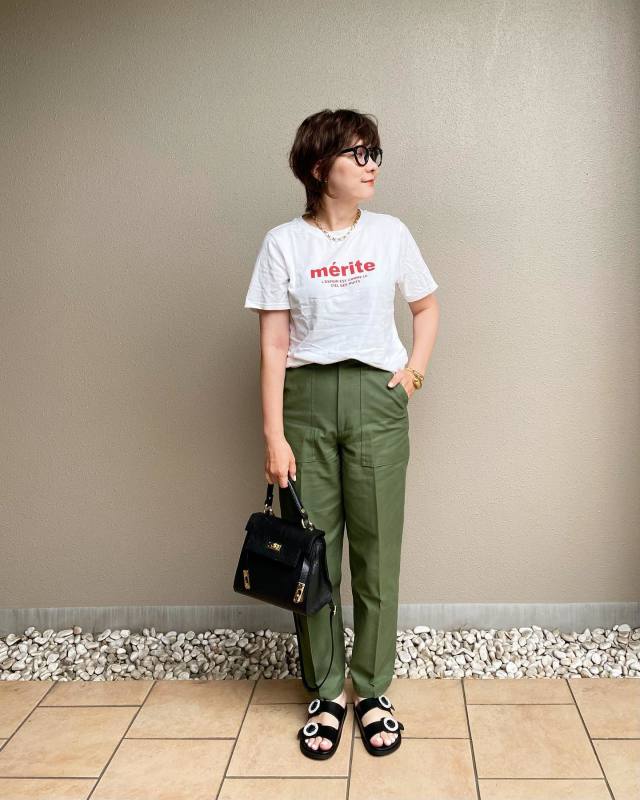 Tシャツ×カーキパンツコーデ