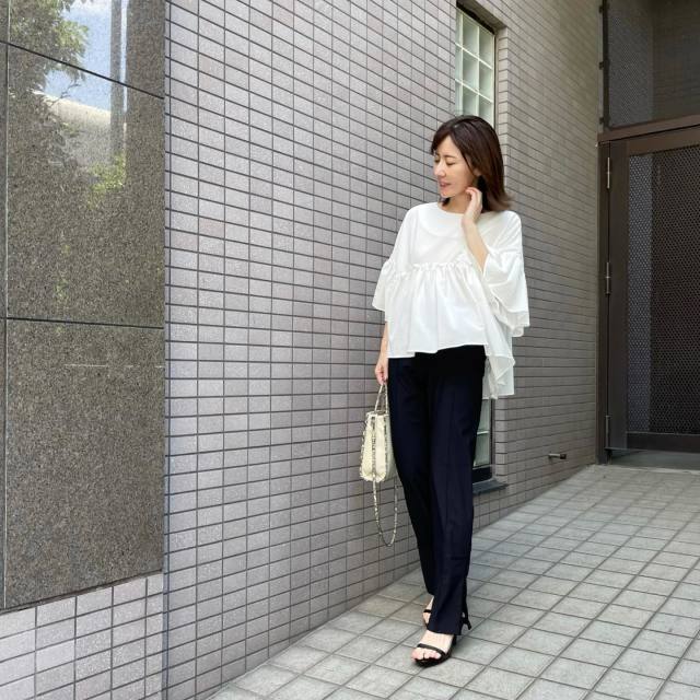 【3】40代らしいフェミニンに「ペプラムブラウス×黒パンツコーデ」