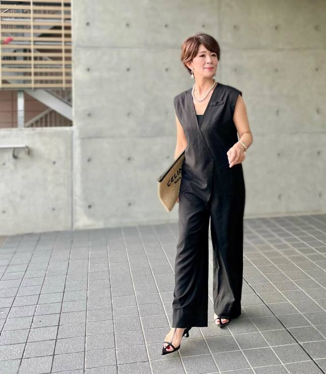 【50代の体型カバー服6】黒のジャンプスーツ・オールインワン