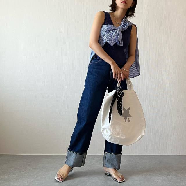 UNIQLO（ユニクロ）のシャツは肩掛けコーデもカワイイ！