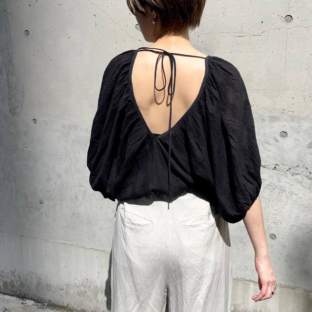 背中が開いてリボンで結ぶ服の名前は？
