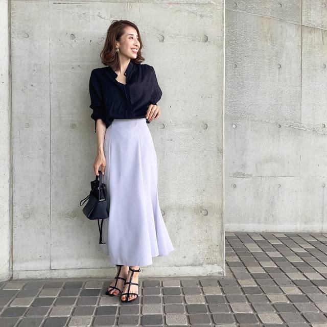 【4】可愛らしい服は大人っぽく「白黒のふんわり袖ブラウス」