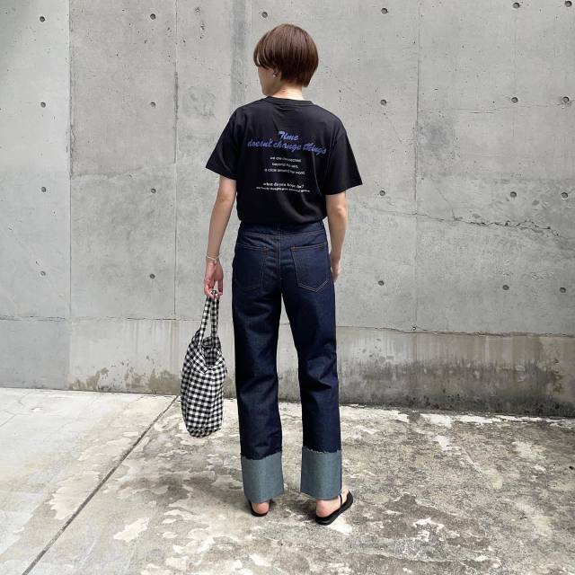 【2】流行に左右されない「バックプリントTシャツ×デニムパンツコーデ」