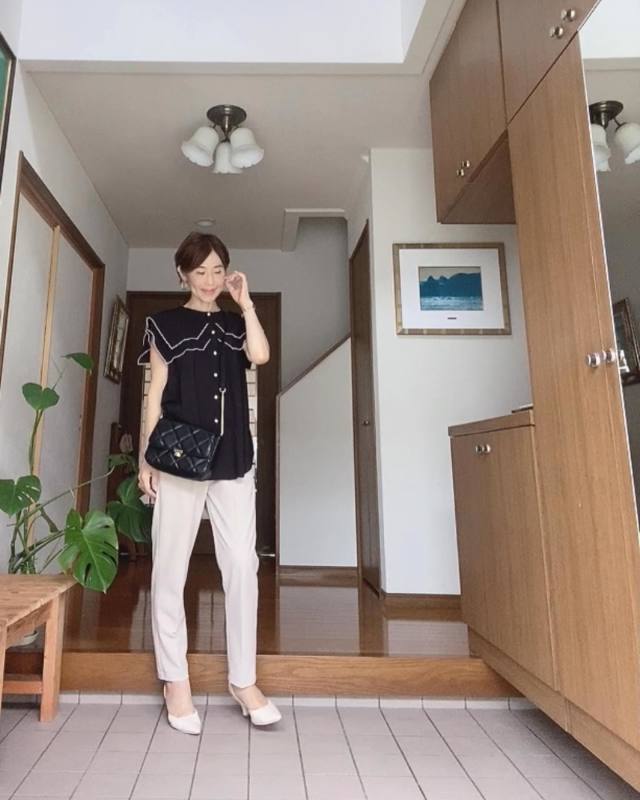 こなれて見える「四角いビッグカラーの黒ブラウス」