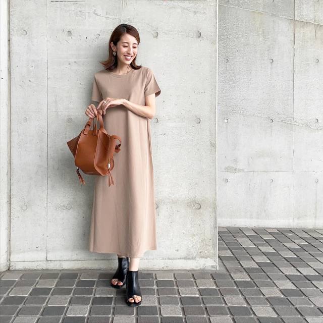 【1】一流ホテルでもOK「シンプルな半袖ワンピース」