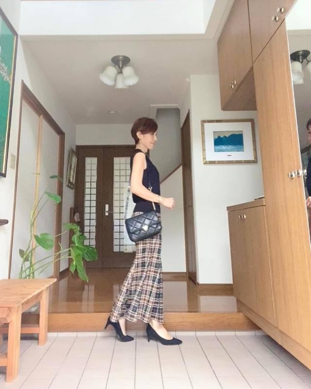 「秋っぽい素材・柄」を取り入れて季節を感じるコーデに