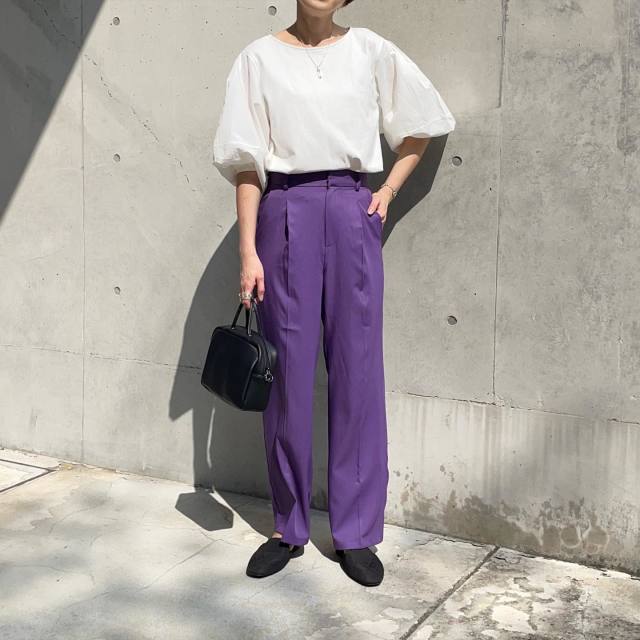 紫パンツに合うトップス1｜白のボリュームブラウス