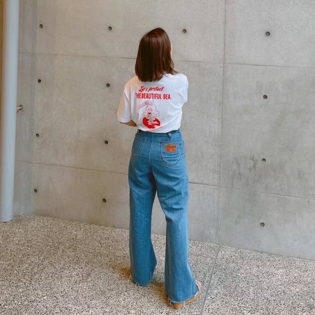 普通サイズのバックプリントTシャツは「デニムパンツにイン」