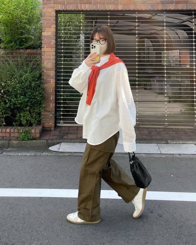 【今っぽいコーデ3】カーキ色の辛口なカーゴパンツを穿くときは？