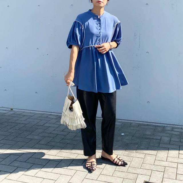 【3】40代らしいフェミニンに「ペプラムブラウス×黒パンツコーデ」