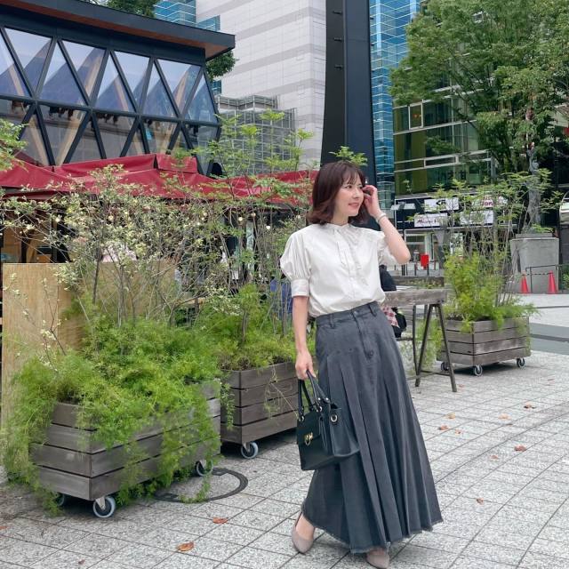 女性らしいパンプス×デニムスカートコーデ