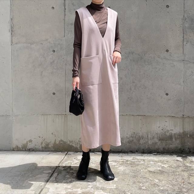 【2】「深いVネックの服」を重ねる