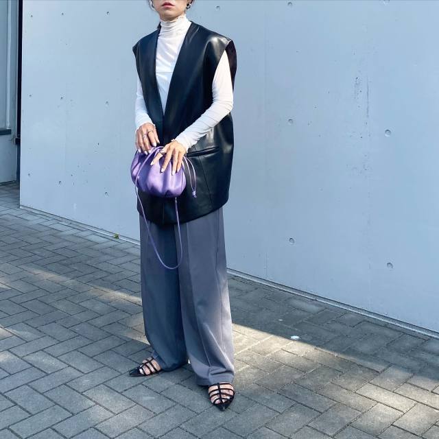 コーデのアクセントになる「カラーバッグ」