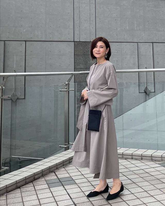 【50代母親・顔合わせのカジュアルな服装1】ブラウスとパンツ（スカート）のセットアップ