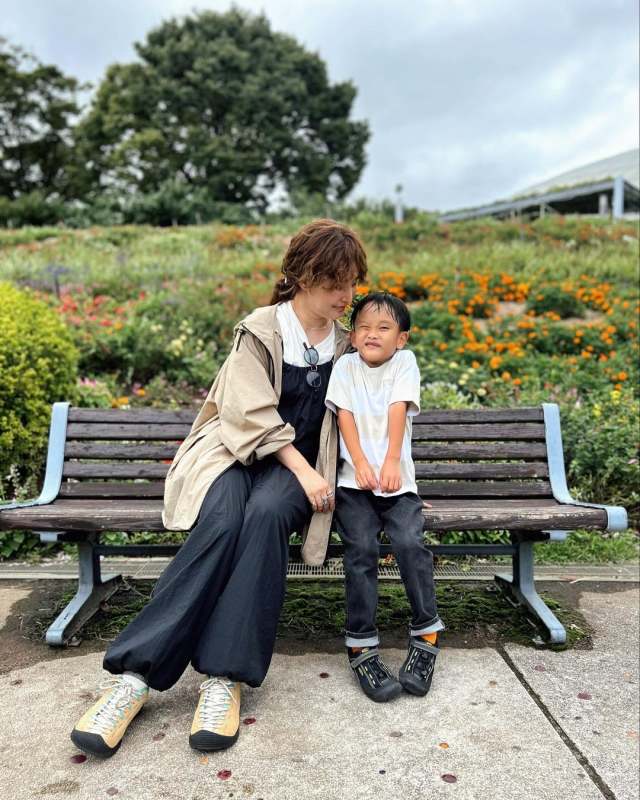 サロペットに薄手アウターを羽織ってカジュアル可愛いママに♪