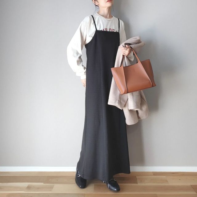 【2】キャミワンピース×袖がヒラヒラしていないトップスの重ね着