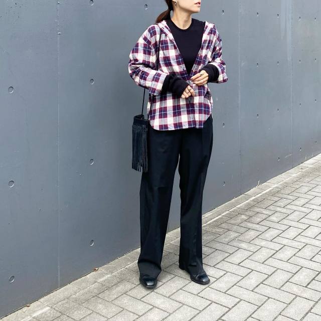 【コーデ1】チェック柄シャツ×モノトーンカラーのパンツ