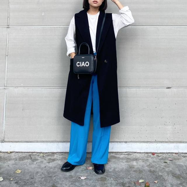 【40代50代の黒ベストコーデ4】ロングベストには「ゆったりパンツ×コンパクトな白トップス」