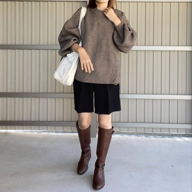 【40代50代のロングブーツコーデ1】ひざ上パンツと合わせる！
