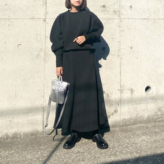 デザイン性のあるトップスのセットアップ